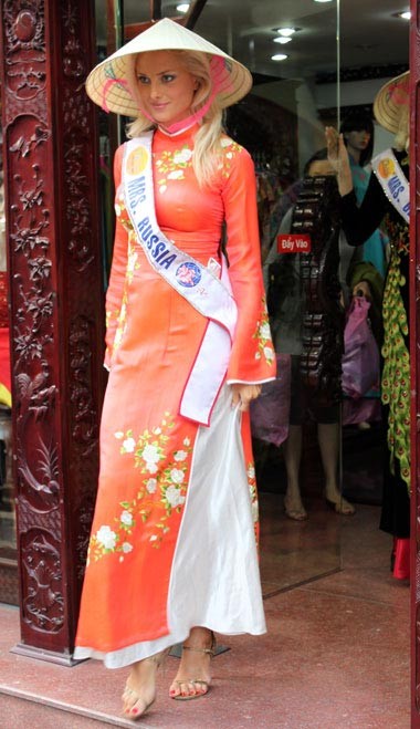 Thí sinh đến từ Nga với tà áo dài và nón lá tại Mrs World 2009, Việt Nam.